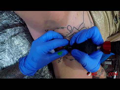 ❤️ Extremadamente tatuado hottie Sully Savage consiguió un tatuaje en su clítoris ️❌ Video de porno en es.studiya-lpg-massazha-na-metro-vodnyj-stadion.ru ❌️❤️❤️❤️❤️❤️❤️❤️